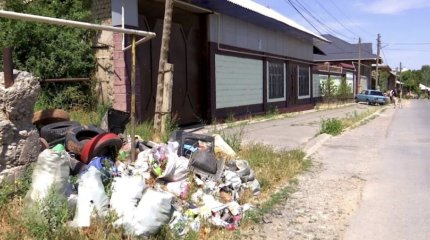 Сельчане бросили мешки с мусором прямо у акимата в Туркестанской области