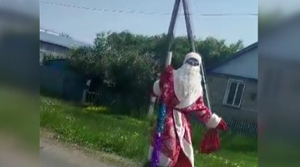 «Летний» Дед Мороз в костюме и с посохом позабавил казахстанцев