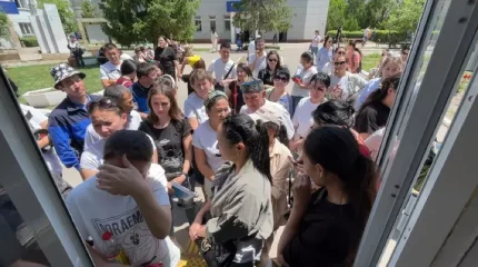 "Түнгі екіден кезек күтудеміз": Таразда балабақшаға жолдама ала алу үшін кезек күткен ата-аналар шу шығарды