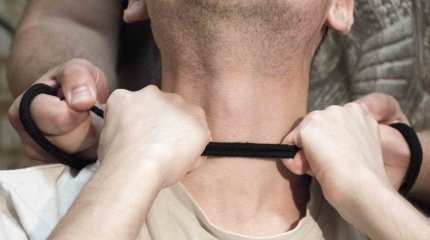 Павлодарец задушил приятеля шнурком от кроссовка