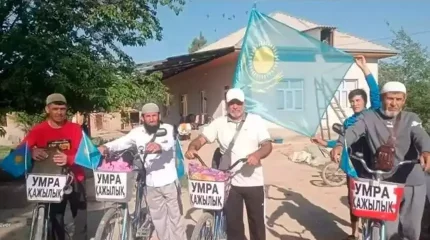 "Бір айда жетеміз": Түркістаннан 4 адам велосипедпен қажылыққа аттанды