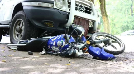 Жезқазғанда мопед айдап бара жатқан жасөспірімді көлік қағып кетті