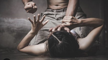 Муж зверски избивает жену в Абайской области