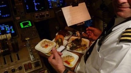 ЧП в самолёте: члены экипажа отравились бортовой едой в Алматы