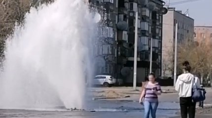 Горячий фонтан высотой с дом забил в Павлодаре