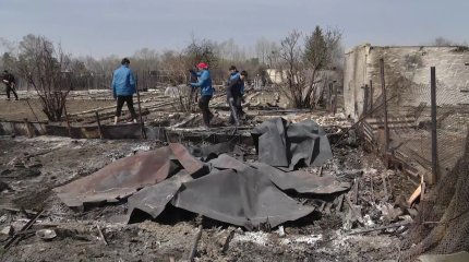 Павлодарда «Жастар рухының» белсенділері саяжайы өртеніп кеткен тұрғындарға көмектесті