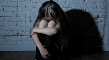 Трое мужчин изнасиловали 13-летнюю девочку в пустыне Бухары