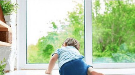 Двухгодовалый ребенок выпал из окна многоэтажки в столице