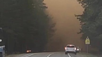 Огонь заблокировал выезд из поселка в Тюменской области