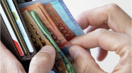 Отобрали служебное удостоверение и телефон: мошенники оформили кредит на полицейского в Актобе