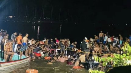 Туристический катер перевернулся в Индии: больше половины пассажиров погибло