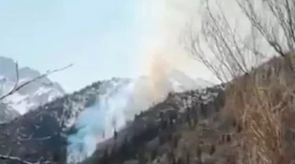 Медеуде тағы бір құтқарушы жарақат алды, өртпен күрес жалғасуда