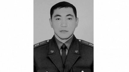 Пожарный погиб во время борьбы с огнем на склоне горы в Алматы