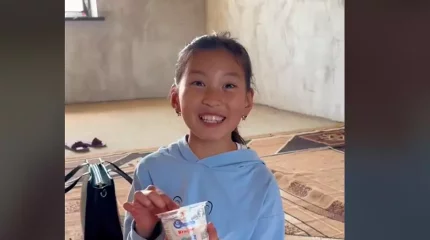 "Атам тірі болғанда": Жиеніне сыйлық берген бойжеткеннің әрекеті жұртты тебірентті