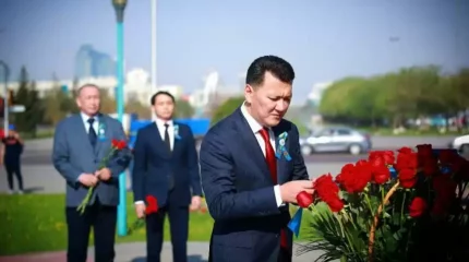 Ерлан Қарин елордадағы Рақымжан Қошқарбаевтың ескерткішіне гүл шоғын қойды
