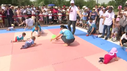 Ақтөбеде бүлдіршіндер арасында еңбектеуден жарыс өтті