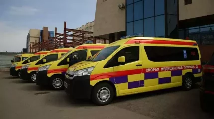 Семейде өрт аймағында жедел жәрдем дайын тұр, түтіннен уланған бір адам ауруханаға жатқызылды