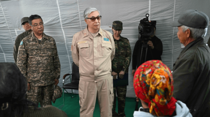 «Бұл – мүлдем масқара жағдай»: Президент Абай облысындағы жолдардың жедел жөнделуіне қатысты пікір білдірді