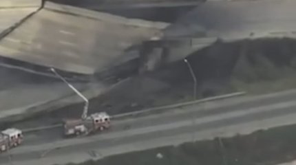 Из-за взрыва бензовоза обрушилась часть важной трассы в США