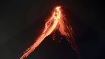 13 мыңға жуық адам эвакуацияланды: Филиппинде ең ірі жанартау атқылап жатыр