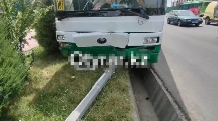 Шымкентте автобустың тежегіші істен шығып, бағанаға соғылды