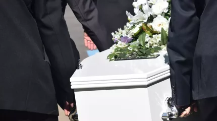 Өлдіге саналған әйел жерлейтін күні есін жиып, табытты қаққан