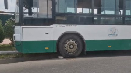 У автобуса с пассажирами отказали тормоза, и он врезался в столб в Шымкенте