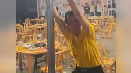 Қатты дауыл жазғы мейрамхананың шатырымен қоса даяшыны алып кеткен