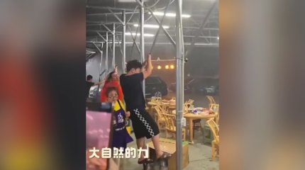 В Китае посетители кафе пытались удержать крышу и улетели