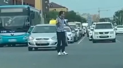 "Разрулил" пробку газетой: полицейский в отпуске восхитил казахстанцев