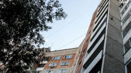 «Приглядывала из окна за младшими»: школьница разбилась насмерть в Аксу