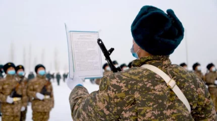 "Денсаулығында ақауы барларды әскерге баруға мәжбүрлемейміз" : Министрлік көшеден ұстап, әскерге алып кету жағдайларына түсінік берді