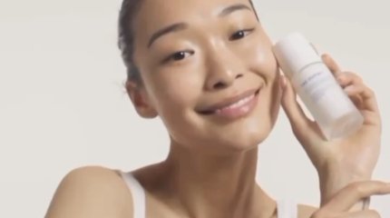 Казахстанская модель снялась в рекламе со Скарлетт Йоханссон