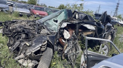 Врезался в дерево, бетон и гараж: в Петропавловске ищут доноров для пострадавшего в ДТП водителя