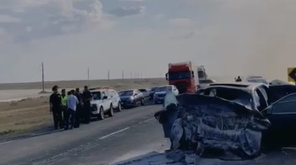 Машина загорелась после столкновения в Атырауской области: четверо погибли