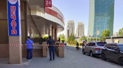 Мужчина взял в заложники посетителей банка и грозится убийством