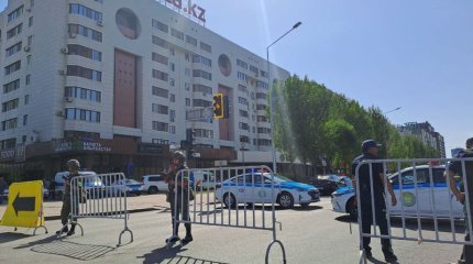 Астанада қарулы ер адам 7 адамды банк ғимаратында қамап ұстап отыр: оқиға орнында не болып жатыр?