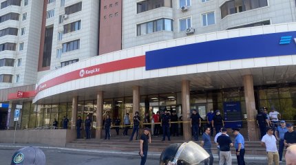 С захватчиком пытаются договориться профессиональные переговорщики