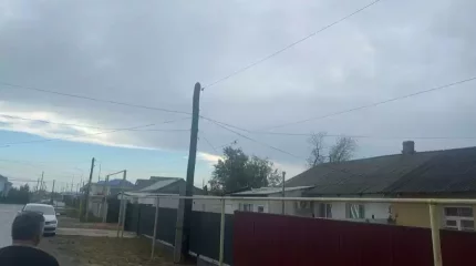 Атырауда қатты желдің салдарынан бірнеше шағын аудан жарықсыз қалды