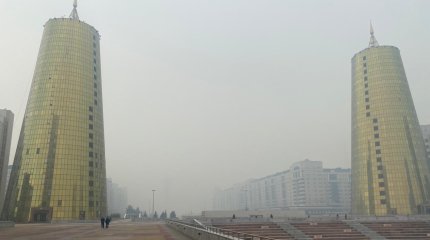 Астанчан просят не выходить на улицу из-за пожара на окраине города