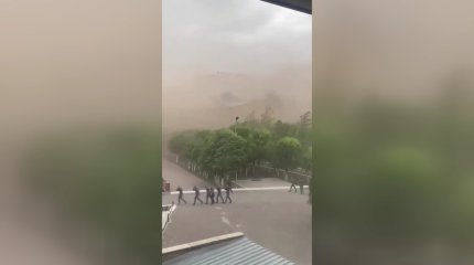 Қарағанды қаласында қатты дауыл тұрып, ойын алаңында жүрген екі бала ауыр жарақаттанды