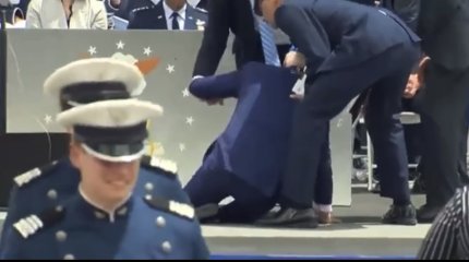 Джо Байден упал во время торжественной церемонии