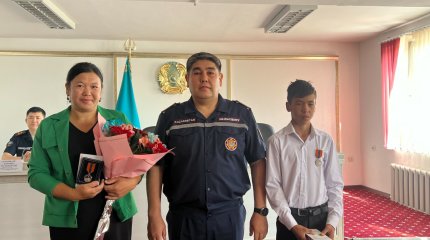 Суға батқан 6 жастағы баланы құтқарған оқушылар марапатталды