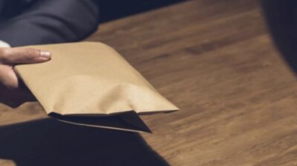 Сотрудницу налоговой задержали за взятку в столице