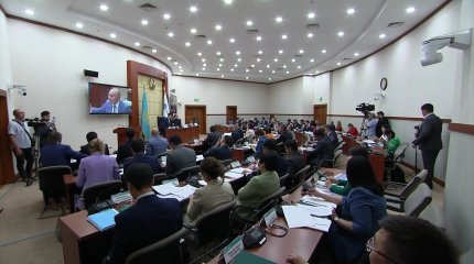 «Халық елдегі орташа жалақыдан төрт есе аз алады», - депутат