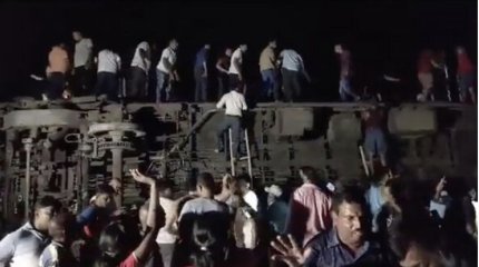 Полсотни человек погибло во время столкновения пассажирского и грузового поезда в Индии