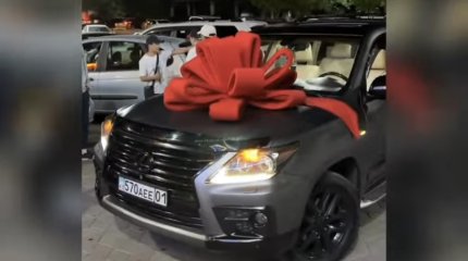 Боксер Санжар Ташкенбай купил отцу роскошный Lexus