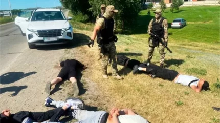 "Қарумен келген". Өскеменнің ішкі істер органдарымен текетіресте жүрген қылмыстық топ ұсталды