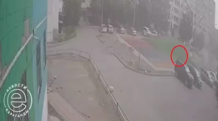 Қарағандыда қатты жел кезінде ойын алаңымен ұшып кеткен бір баланың жағдайы ауыр