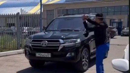 "Разбил крузак" - казахстанцев шокировал поступок мужчины